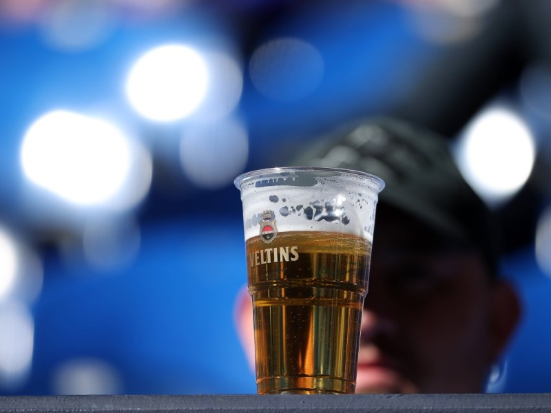 Auch bei Schalke flog ein Bierbecher (Symbolbild)., Christian Gittelmann (l.) wurde bei Bochum – Gladbach am Kopf getroffen.