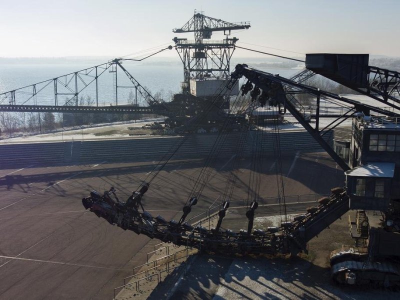 Der stillgelegte Raupensäulenschwenkbagger «Mosquito» (vorn) und der Absetzer «Medusa» stehen in «Ferropolis», der Stadt aus Eisen (aufgenommen mit einer Drohne). Insgesamt fünf Großgeräte des ehemaligen Tagebaus Golpa-Nord wurden hier geordnet aufgestellt. Bald können Besucher mit einem gläsernen Fahrstuhl auf eine Aussichtsplattform fahren und den Blick schweifen lassen. (zu dpa: «Neue Aussichtsplattform in Ferropolis») Foto: Jan Woitas/dpa-Zentralbild/dpa