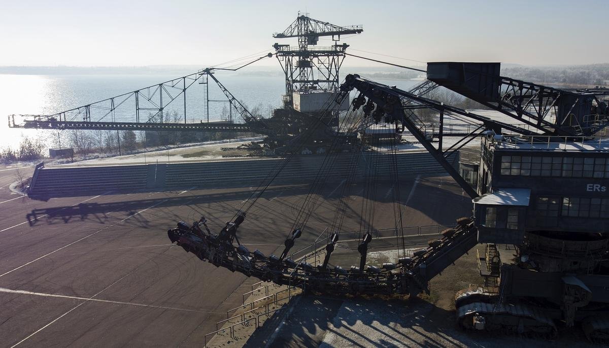 Der stillgelegte Raupensäulenschwenkbagger «Mosquito» (vorn) und der Absetzer «Medusa» stehen in «Ferropolis», der Stadt aus Eisen (aufgenommen mit einer Drohne). Insgesamt fünf Großgeräte des ehemaligen Tagebaus Golpa-Nord wurden hier geordnet aufgestellt. Bald können Besucher mit einem gläsernen Fahrstuhl auf eine Aussichtsplattform fahren und den Blick schweifen lassen. (zu dpa: «Neue Aussichtsplattform in Ferropolis») Foto: Jan Woitas/dpa-Zentralbild/dpa