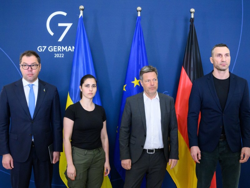 Fototermin mit Habeck und Klitschko am Donnerstag im Bundeswirtschaftsministerium., Wladimir und Vitali Klitschko., Ein russischer Bomber vom Typ Suchoi Su-24 (Archivbild).