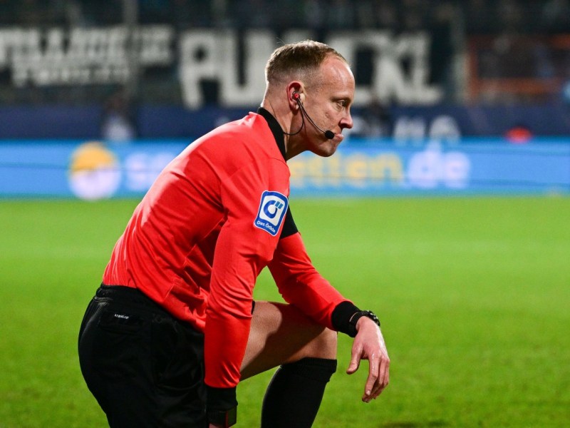 VfL Bochum: Linienrichter Christian Gittelmann fühlte sich benommen, nachdem er von dem Becher getroffen wurde.