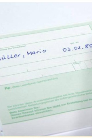 Das grüne Rezept soll den Medikamenten-Verkauf ankurbeln. Obwohl es vom Bundesverband der Arzneimittelhersteller verteilt wird, ist es werbefrei. Fotos: imago, Nur noch verschreibungspflichtige Medikamente werden von der Krankenkasse erstattet. Sie müssen auf dem rosaroten Rezept verordnet werden., Die Verwendung des grünen Rezepts ist freiwillig - für den Arzt als auch für den Patienten.