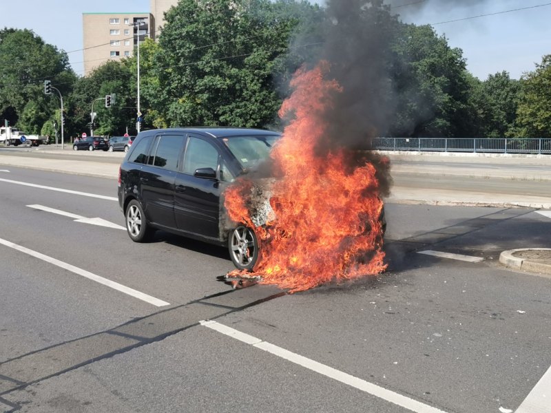 A40 bei Mülheim: Auto brennt lichterloh – Straße gesperrt!