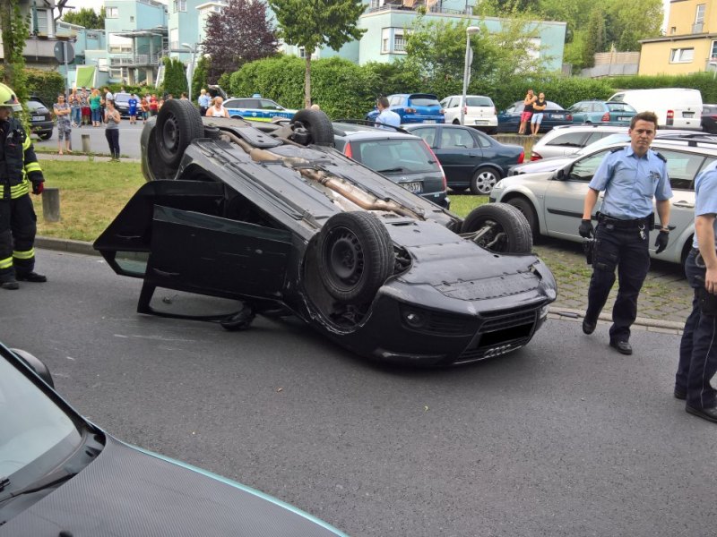 Auto auf dem Dach.jpg