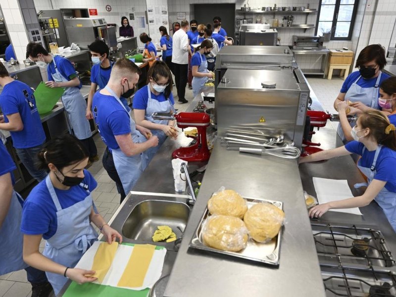 Azubis einer Klasse des ersten Lehrjahrs im Hotelfach stehen in einer Ausbildungsküche im Dehoga-Kompetenzzentrum Erfurt. An selben Tag beginnt hier die Ausbildung für 20 ausländische Azubis im Hotel- und Gastronomiebereich. Foto: Martin Schutt/dpa