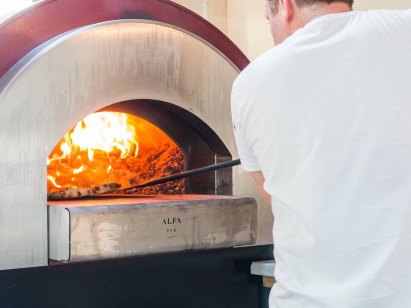 Bochum: Pizzabäcker verfängt sich in Teigknetmaschine - Feuerwehr muss ausrücken