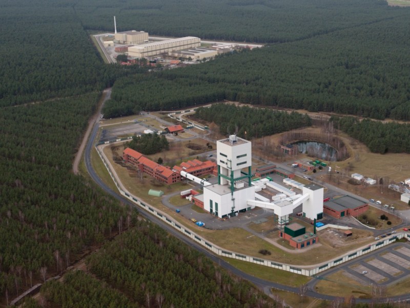 Das Luftbild zeigt das Gelände des Erkundungsbergwerkes (vorne) und des Zwischenlagers in Gorleben. (Foto: Archiv/dapd)