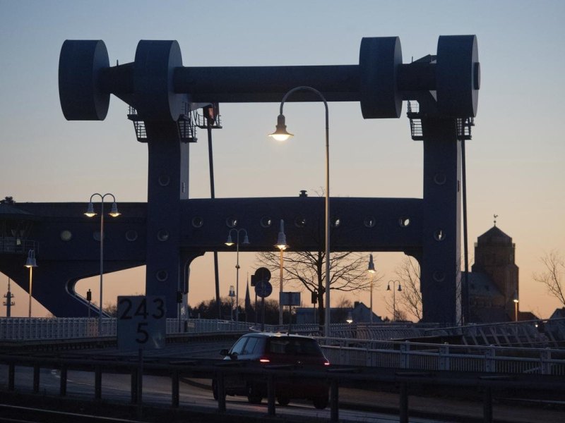 Die Klappbrücke über den Peenestrom zur Ostseeinsel Usedom.