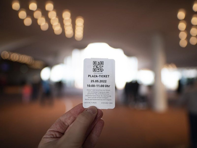 Ein Plaza-Ticket, aufgenommen auf der Plaza der Elbphilharmonie. Für den Besuch der beliebten Aussichtsplattform in der Hamburger Elbphilharmonie könnte bald Eintritt fällig werden.