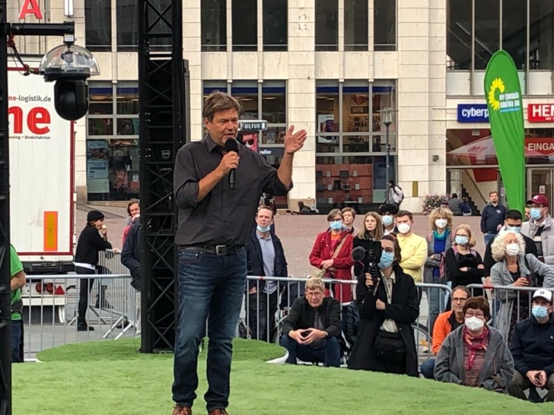 Essen_ Robert Habeck, der Co-Vorsitzende der Grünen, spricht vor 150 Menschen in Essen., Essen: Robert Habeck von den Grünen spricht in der Ruhrmetropole., In Essen stellt sich der Co-Vorsitzende der Grünen, Robert Habeck, vor knapp 150 Menschen Rede und Antwort, Essen: Die Rede von Robert Habeck wurde von Störern unterbrochen. Der Grünen-Politiker reagierte jeodch ganz souverän.