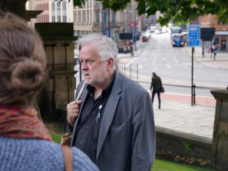 Exkursionsleiter unterwegs.jpg