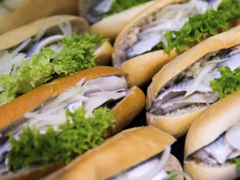 Fischbrötchen werden an einem Stand in der Halle von «Mecklenburg-Vorpommern» auf der Internationalen Grünen Woche zum Verkauf angeboten. Ob Matjes, Backfisch, Lachs oder Krabben: Das Fischbrötchen ist im Norden so beliebt, dass ihm am 7. Mai gleich ein ganzer Tag gewidmet wird.