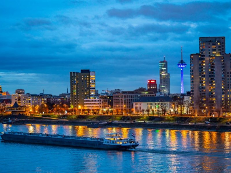 Ein Schiff auf dem Rhein bei Köln.