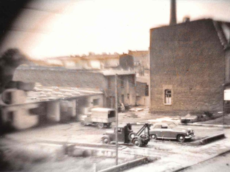 Die Anfänge im Jahre 1951 waren noch bescheiden. Foto: Hüwels, Heute hat das Team von Hüwels gut lachen. Foto: Hüwels