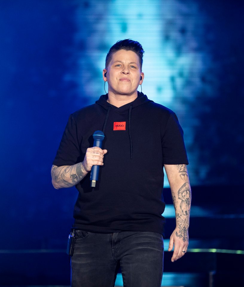 Kerstin Ott glücklich.jpg