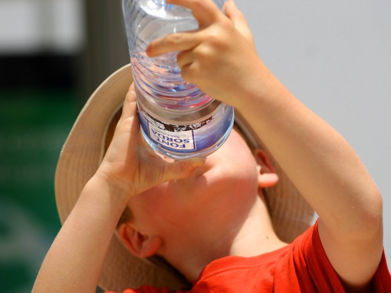 Kind trinkt Wasser.jpg