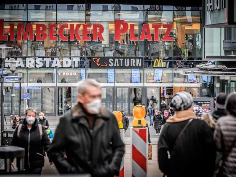 Limbecker Platz in Essen menschen.jpg