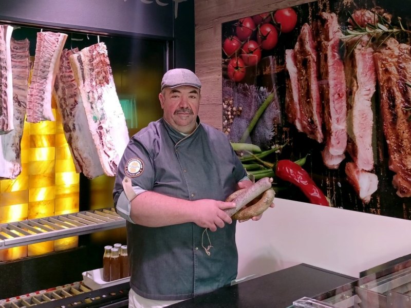 Metzger Adam und seine Leberwürste