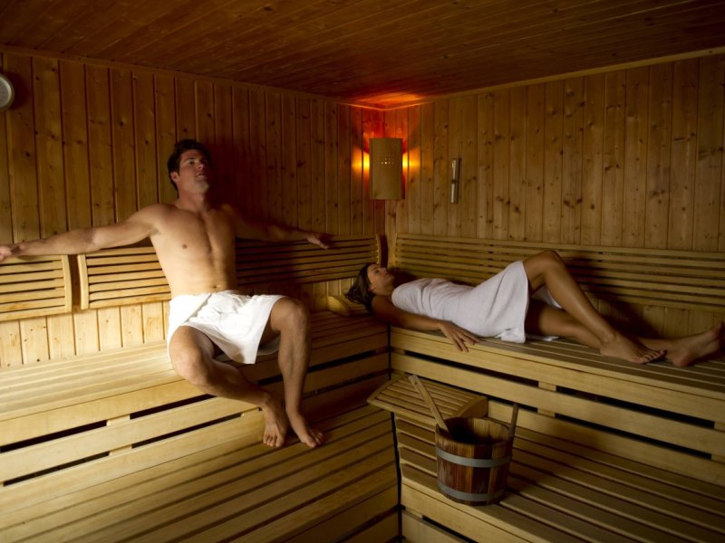 Personen in Sauna.