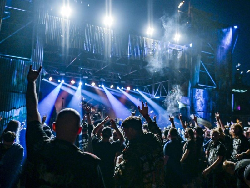 Ordentlich abrocken: Wer ein Ticket für das ausverkaufte Festival hat, kann mit dem 9-Euro-Ticket auch von weiter weg günstig nach Wacken kommen.