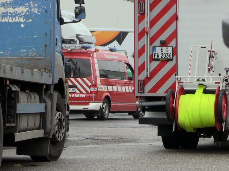 Person_unter_Laster_Essen_ANC-NEWS (3).JPG