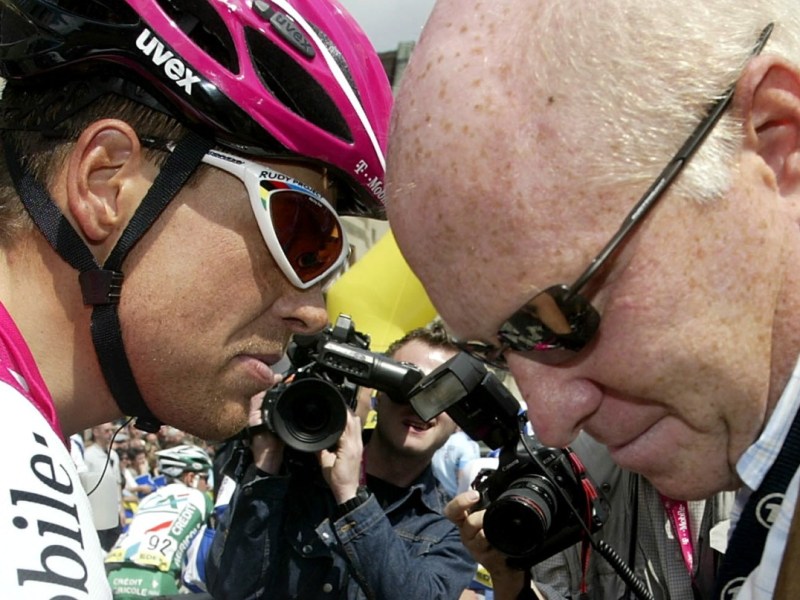 Der ehemalige Radprofi Jan Ullrich (l.) vom Team T-Mobile spricht mit seinem damaligen Berater Rudy Pevenage vor Beginn der dritten Etappe der Deutschland Tour 2004. Foto: dapd