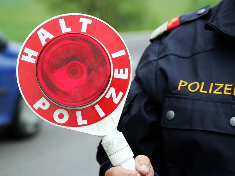 Polizei-Verkehrskontrolle.jpg