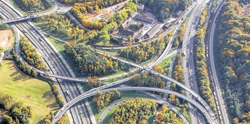 Ruhrgebiet Essen Autobahnnetz A40 Essen A52 Stau Bauarbeiten Sperrung.jpg