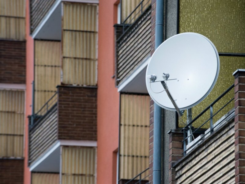 Satellitenschüssel Parabolantenne.jpg