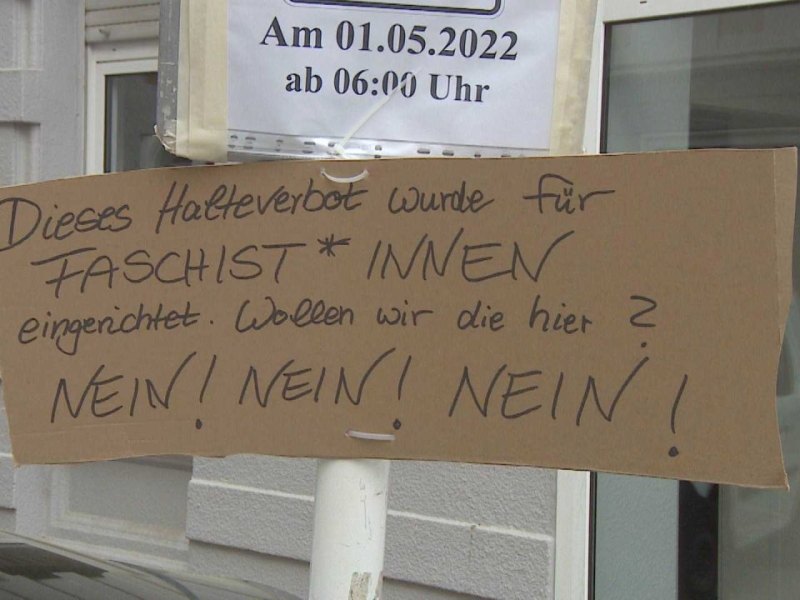 Schild gegen Nazi-Demo