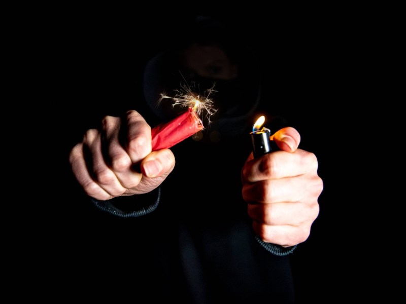 Stadt Duisburg warnt auch vor den Gefahren beim Zünden von Pyrotechnik! (Symbolbild)