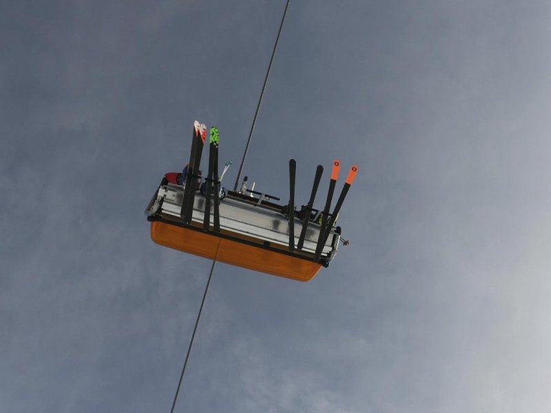 Skifahrer sind im Sessellift zum Zugspitzplatt unterwegs. (zu dpa «Skifahrer ziehen letzte Schwünge - sonnige Saison geht dem Ende zu») Foto: Angelika Warmuth/dpa