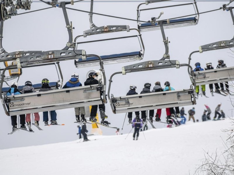 Skifahrer sitzen im Sessellift. (Zu dpa «Winterberger Polizei zählt weniger Skidiebstähle und Partydelikte») Foto: Markus Klümper/dpa