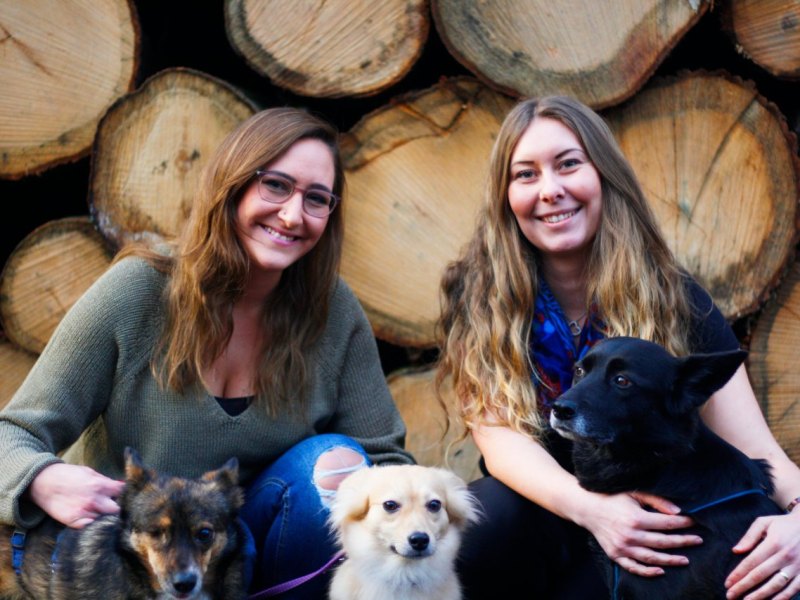 Svenja Gruszeczka mit Winnie und Lilly und Carina Gohmann mit Mirna Hunderettung Europa Tierschutzverein 2 bearbeitet.jpg