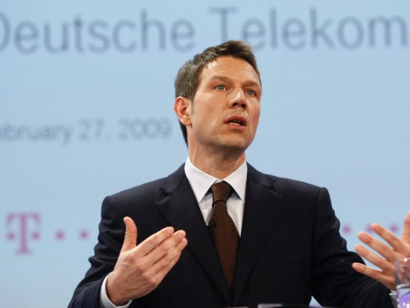 Telekomchef_Rene_Obermann_verteidigt_die_Datenbremse_fuer_Internettarife.JPG