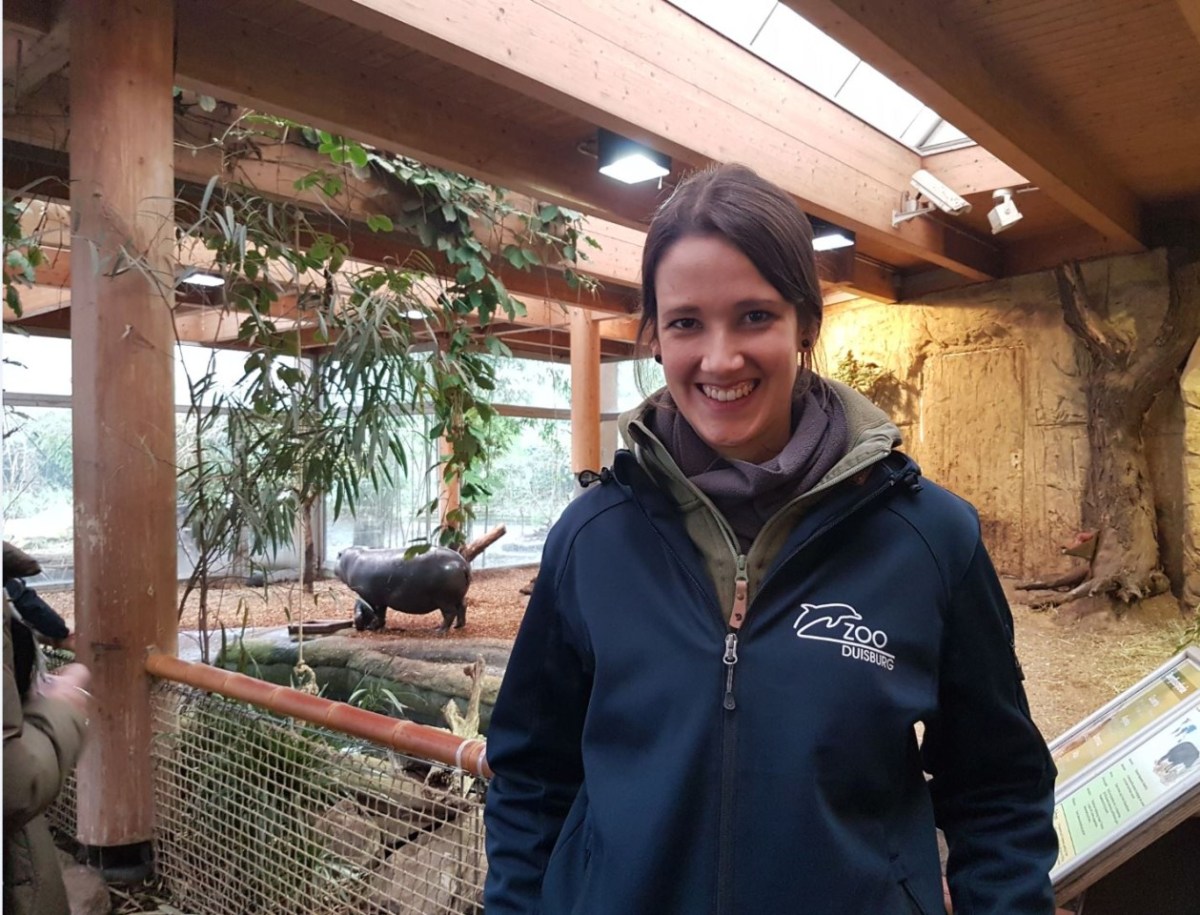 Tierärztin Carolin Bunert(29) arbeitet seit einem Jahr im Duisburger Zoo: „Für uns Tierärzte ist das etwas ganz Schönes- so ein Jungtier, das haben wir nicht jeden Tag.“