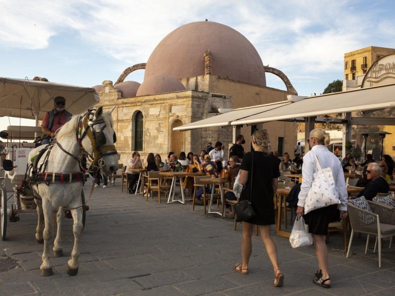 Touristen spazieren am alten Hafen von Chania auf der Insel Kreta. Die rekordverdächtige Inflation und der Ukraine-Krieg scheinen die Reiselust der Menschen in Deutschland nach zwei Corona-Jahren nicht zu dämpfen - im Gegenteil. Reiseveranstalter berichten von kräftig gestiegenen Buchungen für den Sommer, die seit einigen Wochen das Niveau vor der Coronakrise übertreffen.