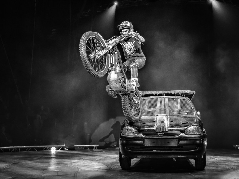 Bei der Show gibt es auch eine Motorrad-Nummer.