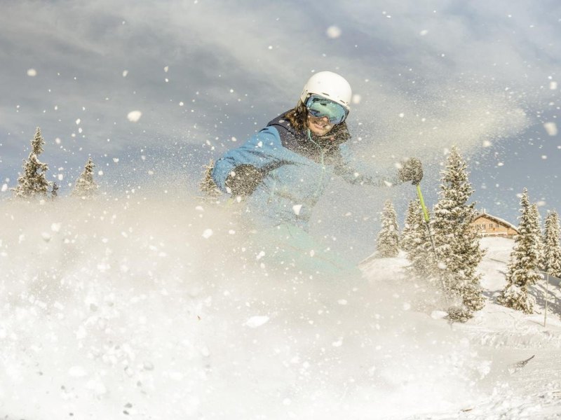 Wirbeln ordentlich Schnee auf: die Ski amadé Erlebnistouren. Foto: Martin Huber/Schladming-Dachstein/dpa