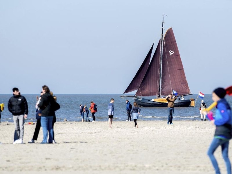 Zahlreiche Menschen sind am Weststrand unterwegs, während ein niederländisches Plattbodenschiff unter Segeln die Insel passiert. Rund zwei Wochen vor dem langen Pfingstwochenende rechnen Tourismusverbände mit vielen Urlaubsgästen an der Nordsee, in den Mittelgebirgen und in der Lüneburger Heide.