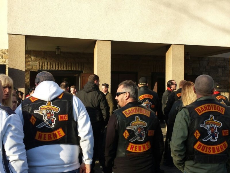 Hunderte Menschen sind zur Trauerfeier von Jaden in Herne gekommen. Sein Stiefvater steht den Bandidos nahe - deshalb sind auch viele Rocker hier., Dieses Foto von Jaden hat die Familie freigegeben., Trauer um den Herner Christopher (22).