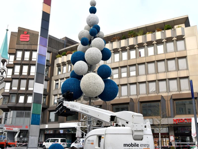 blau weißer Weihnachtsbaum.jpg