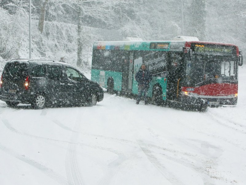 bus-auto-schnee-chaos.jpg