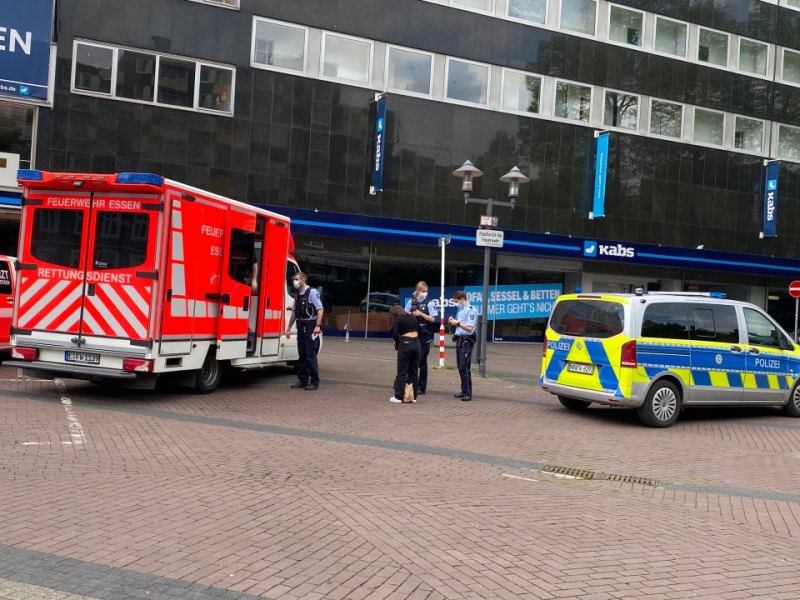 essen polizei rettungswagen.jpg