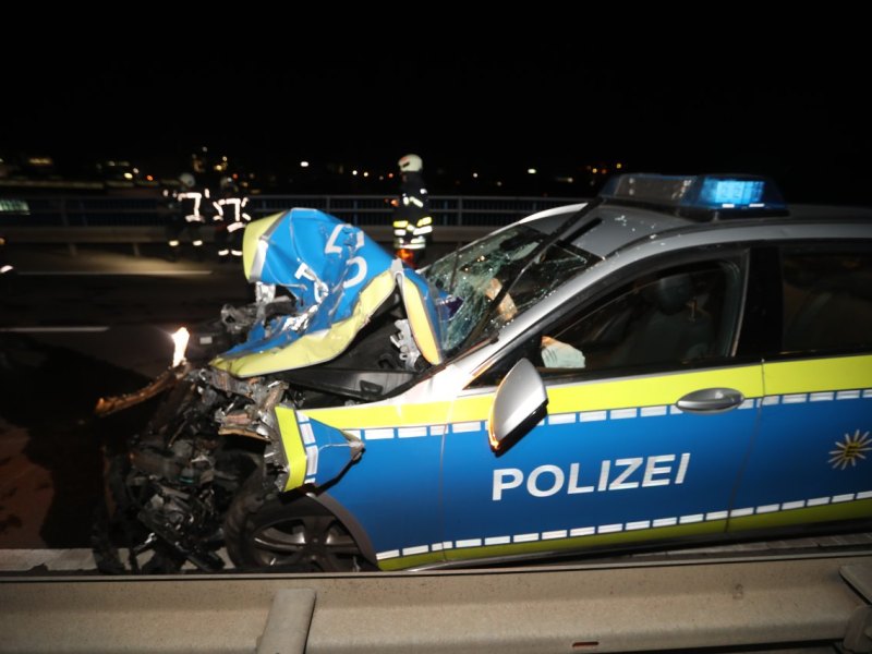 kaputter Streifenwagen.jpg