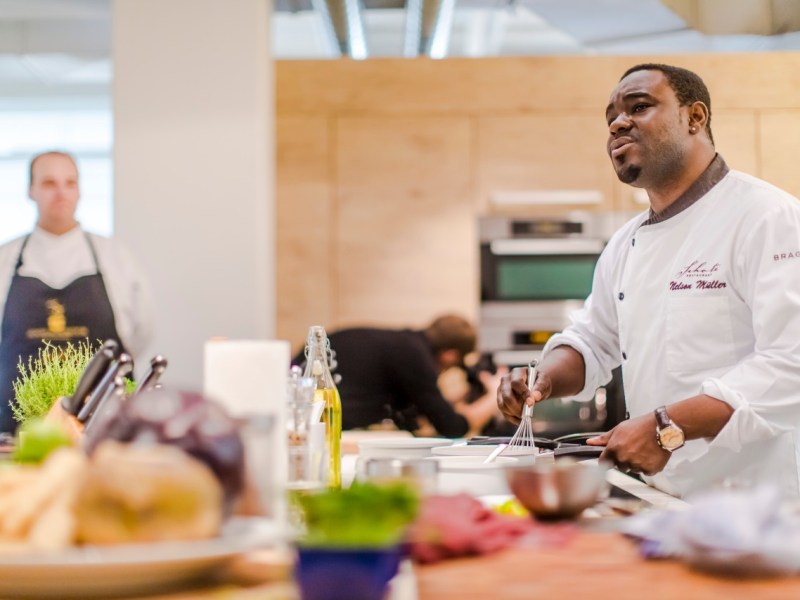 , Sternekoch Nelson Müller in Aktion., Es ist angerichtet!!