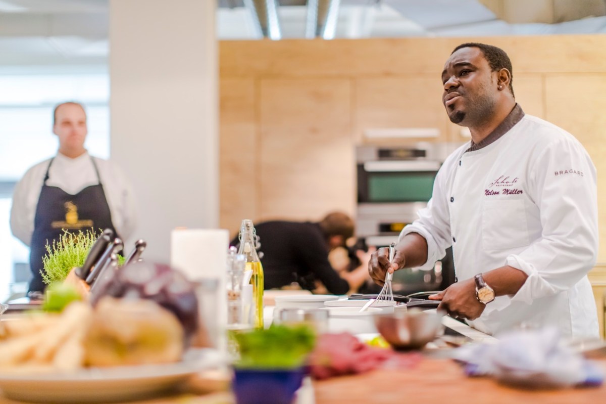 , Sternekoch Nelson Müller in Aktion., Es ist angerichtet!!