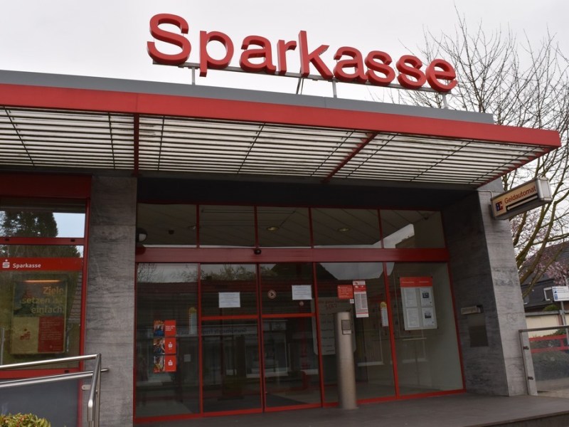 Die Sparkasse an der Dorfstraße am Tag danach., Die Sparkasse blieb auch am Freitag geschlossen.