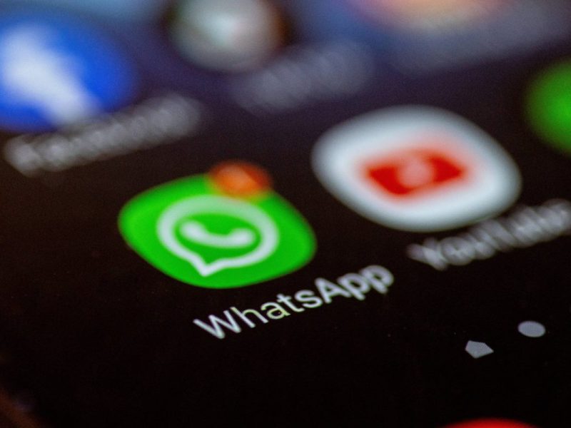 Whatsapp und weitere Apps auf dem Bildschirm eines Smartphones.