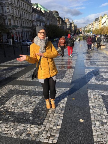 Jacqueline Lietz in Prag. Hier kaufte sie die MSV-Matroschka., Kevin Wolze schmunzelt über die Matroschka mit MSV-Spielern., Jacqueline Lietz gründete den MSV- Fanclub für Frauen.